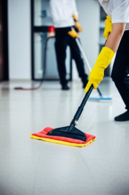 Công Nhân Vệ Sinh Công Nghiệp: Hơn Cả Sạch Sẽ, Đó Là Sự Chuyên Nghiệp